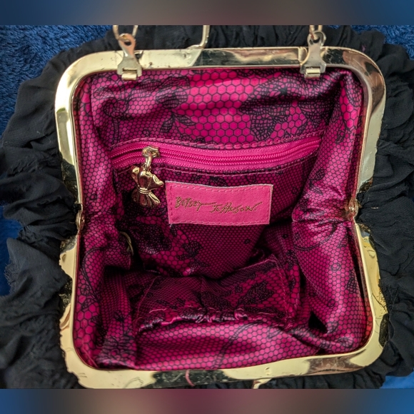 Betsey Johnson Black Ruffle Kiss Lock, 7X6X1", EUC, NO CALL OUTS, - Picture 6 of 9